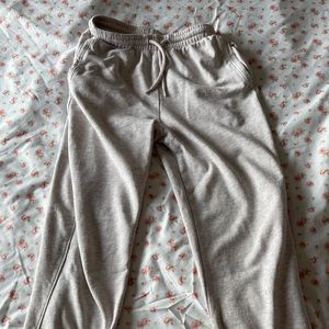 H&M sweatpants! Very flattering ☺️🎀